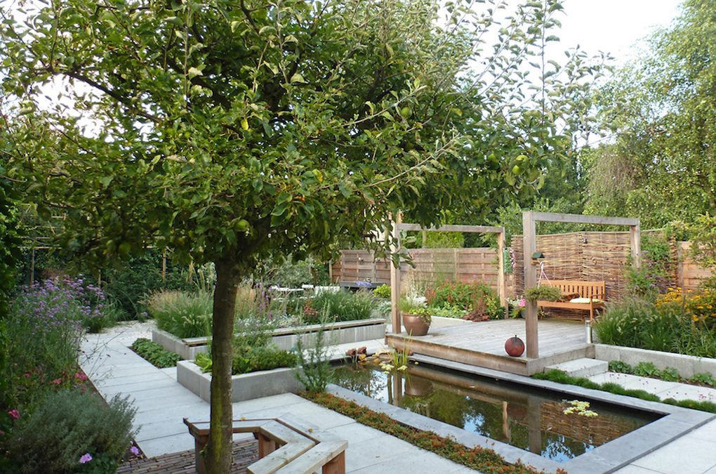 Terrassentuin met vijver